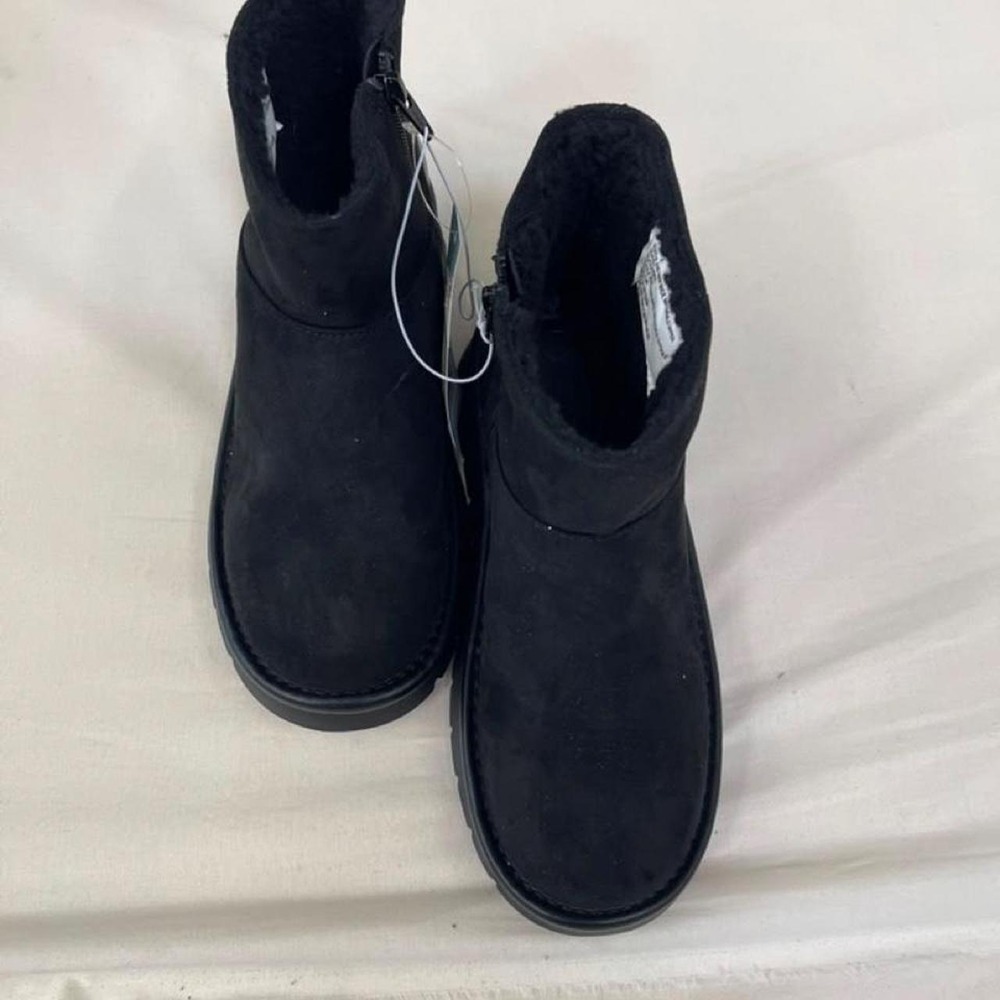 Black suede ankle boots with shearling lining